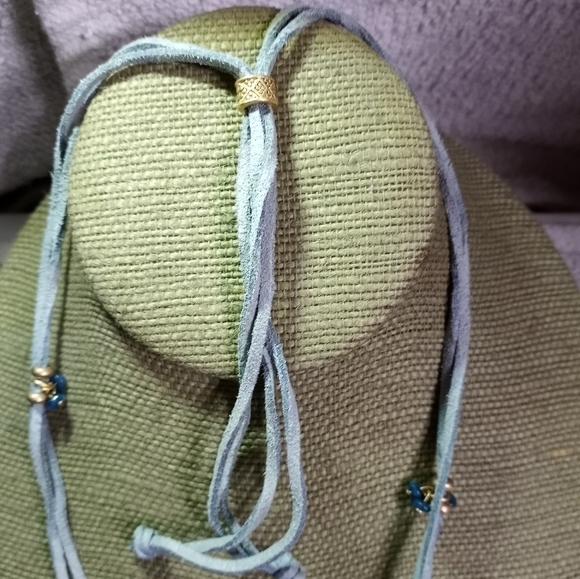 Grey leather cord decorative goldtone pendants and beads necklace - Picture 6 of 6